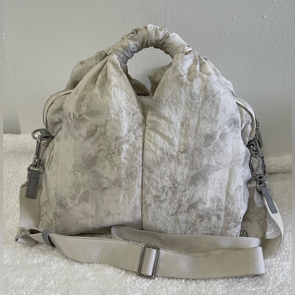 Lululemon Gathered Handle Gym Bag Vol 14 L in Aquila White Opal Multi - Picture 2 of 15